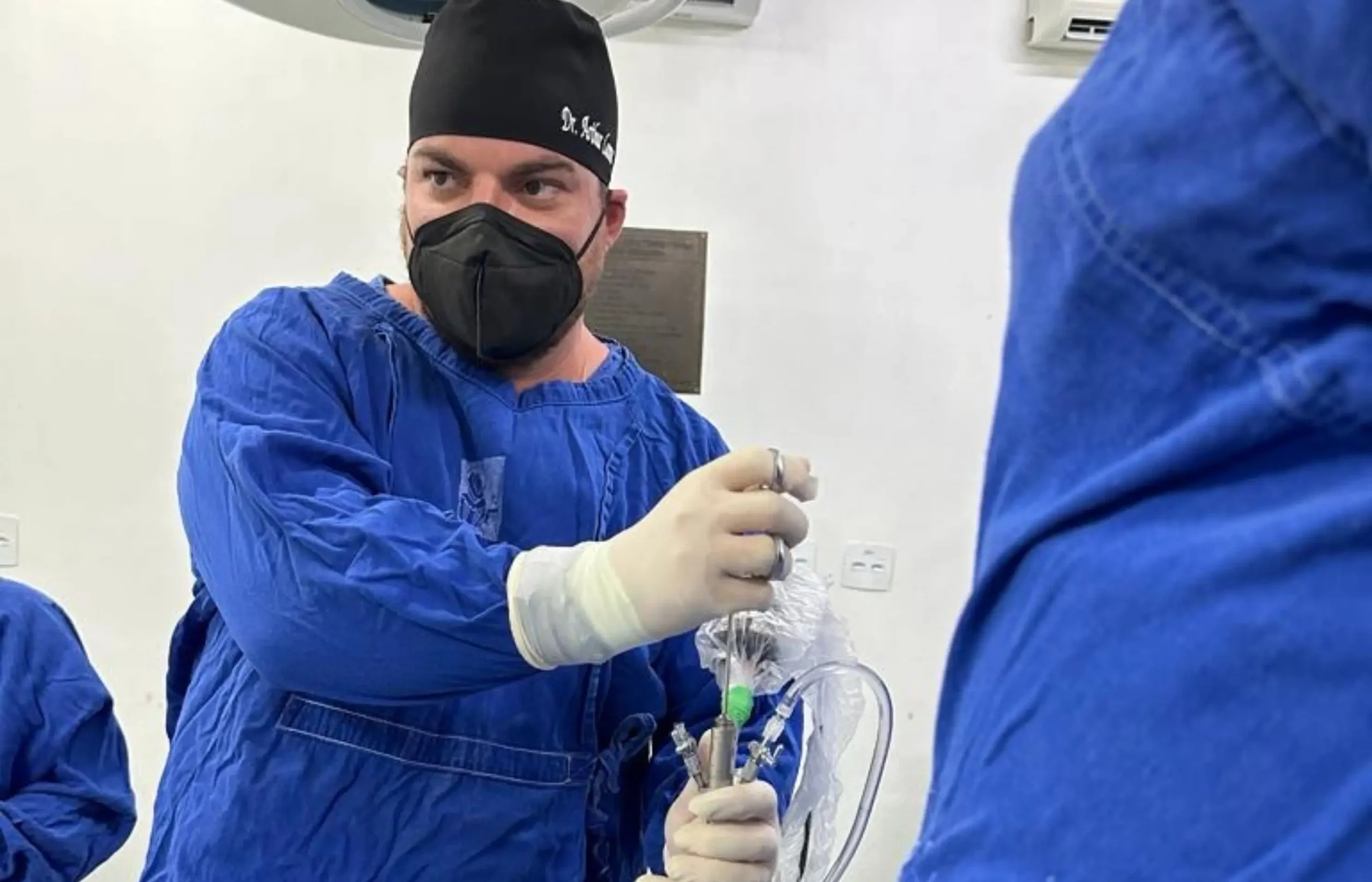 Dr. Arthur Lanna em cirurgia de coluna